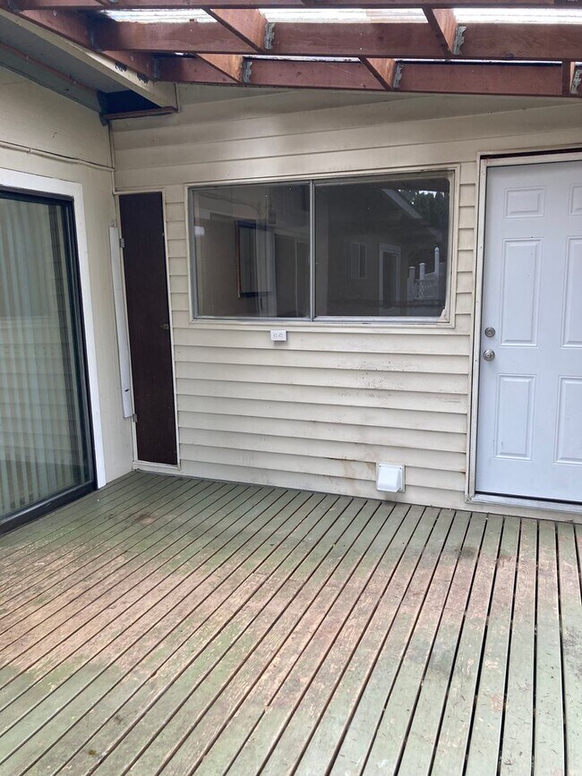 Building Photo - Cozy 4-Bedroom 1.5 Bath Gem with Fenced Ya...