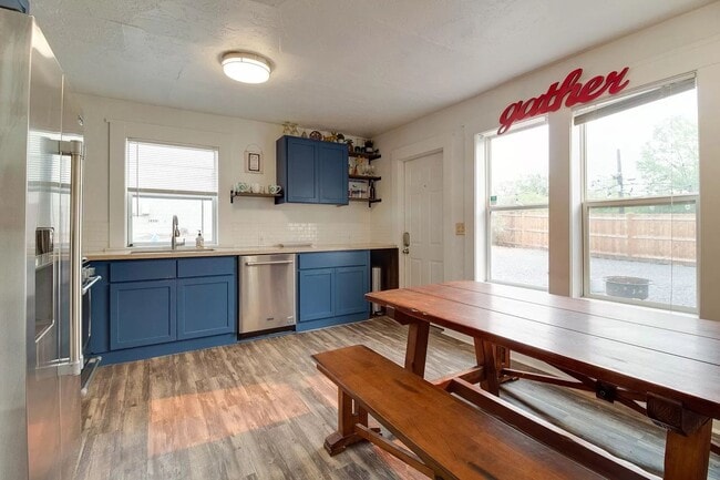 Building Photo - Downtown Bend Darling Cottage – Walk to Everything!