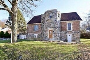 Building Photo - 2 Hollowbrook Plz