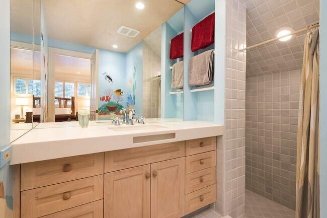 Building Photo - 437 W Smuggler St