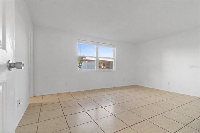 Building Photo - 3327 Garfield Dr