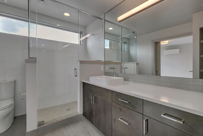 Building Photo - Modern Townhouse with Rooftop Deck & Skyli...