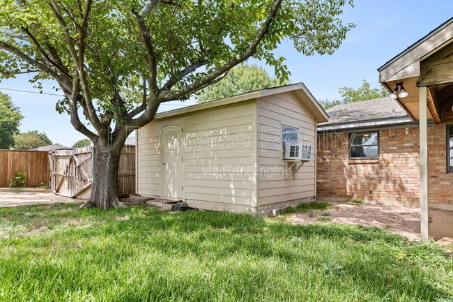 Building Photo - 429 Lindenwood Ln W