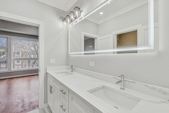 Building Photo - 6626 S Ingleside Ave