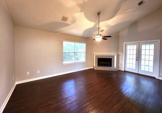 Building Photo - Charming 3 bedroom house near buck lake fo...