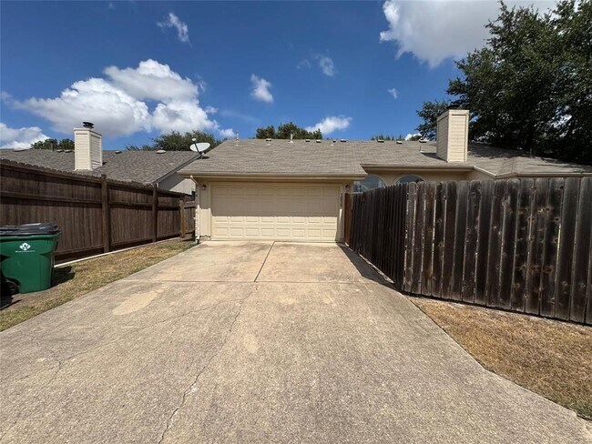 Building Photo - 1015 Thackeray Ln