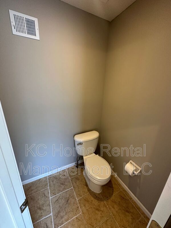 Building Photo - 5605 W 153rd Terrace
