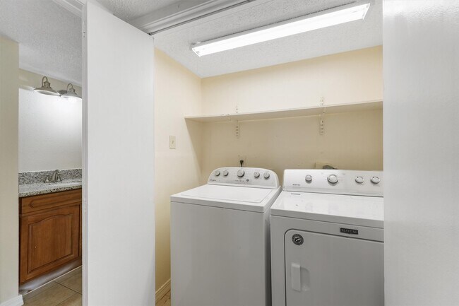 Building Photo - 9221 Imogene St