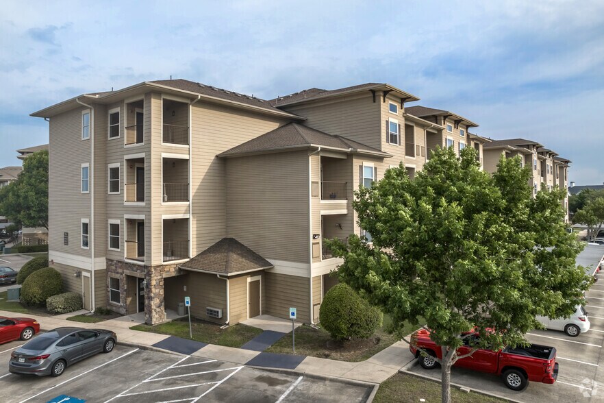 Building Photo - West Oaks Village