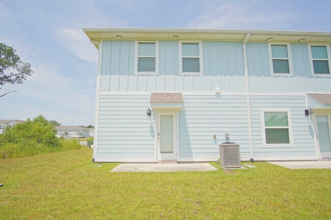 Building Photo - Spacious 3BR/2.5BA Townhome with 1-Car Garage in Admiral’s Quarters—Pool, Dog Park, Near 9 Mile R...