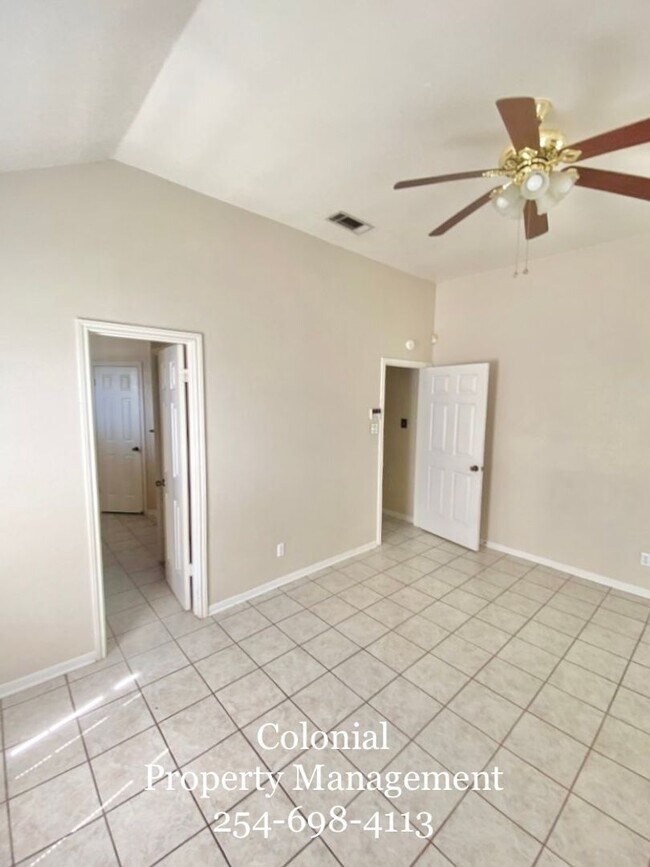 Building Photo - AVAILABLE NOW!