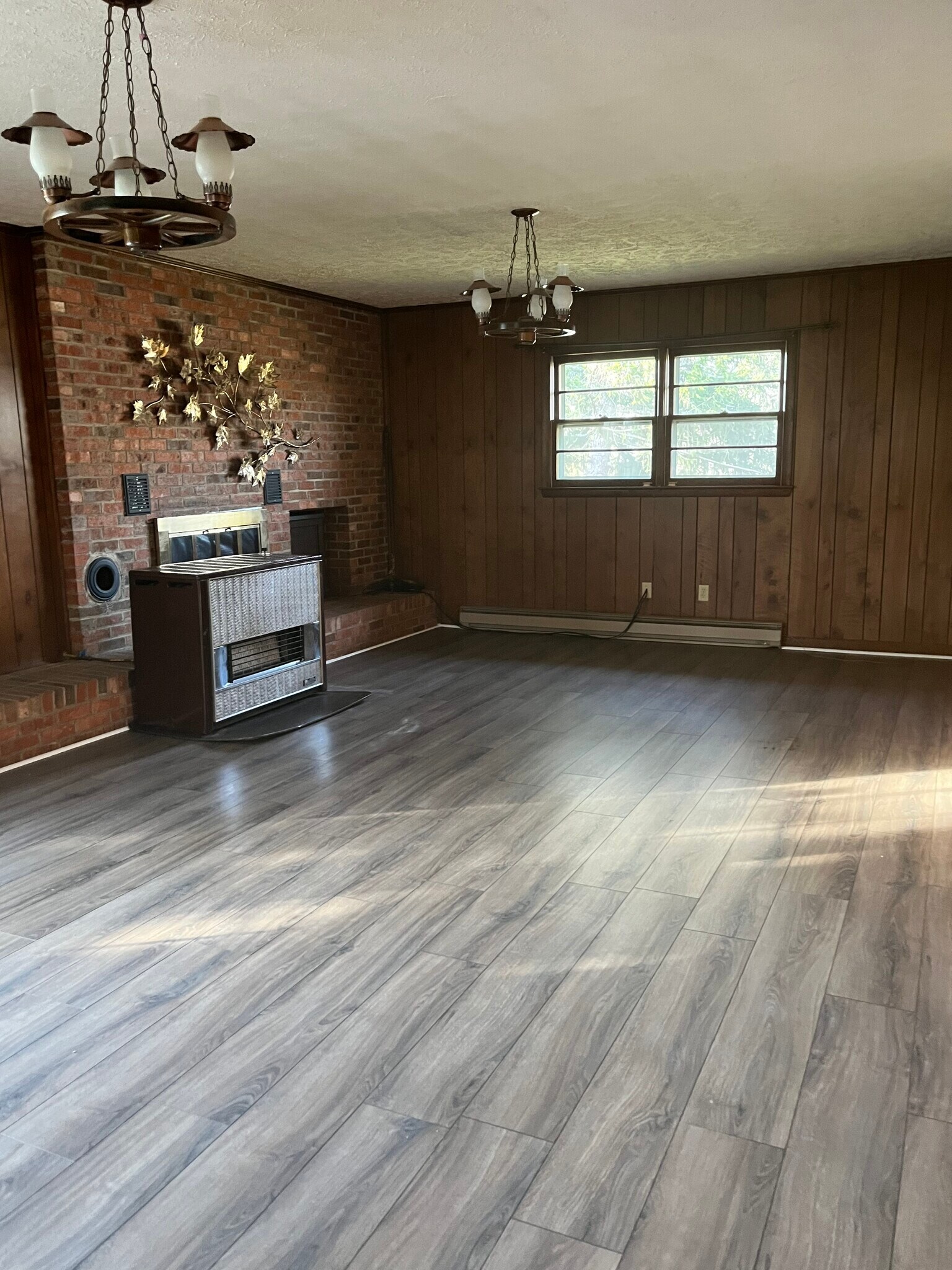 Sun room, perfect for play room, office or a entertainment - 1600 New Eastwood Cir