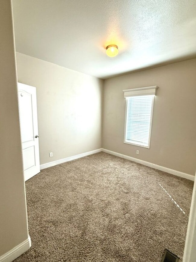 Building Photo - 3 Bedroom 2 Bath Home Available Soon!