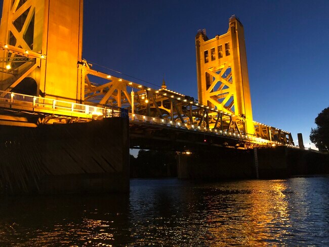 Tower Bridge and Old Sacramento within 10-15 minutes walking distance. - 500 N St
