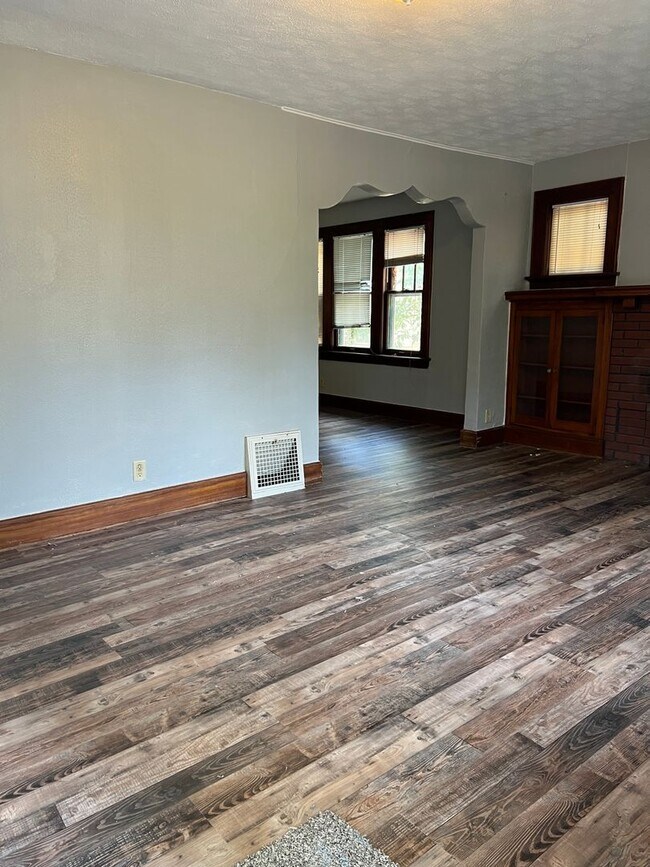 Building Photo - 3 bedroom/1 bath house