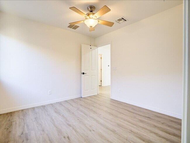 Building Photo - ** WOW $500.00 OFF FIRST FULL MONTHS RENT ...