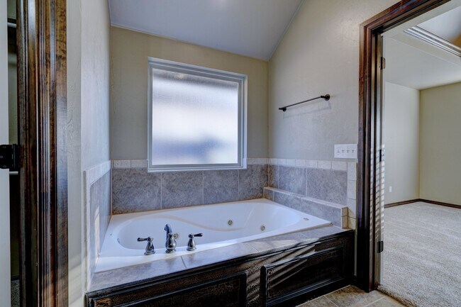 Building Photo - 812 Ryan Rd