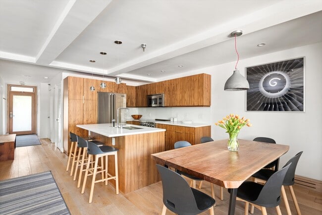 Building Photo - 600 E Main St