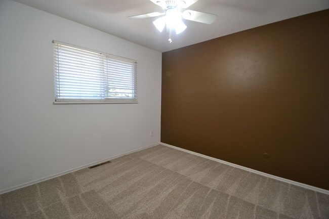 Building Photo - 1002 N Walnut St