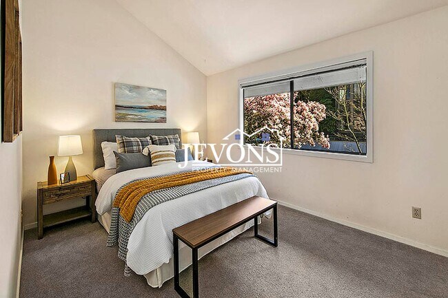 Building Photo - Top-floor 2-level condo with brand-new kit...