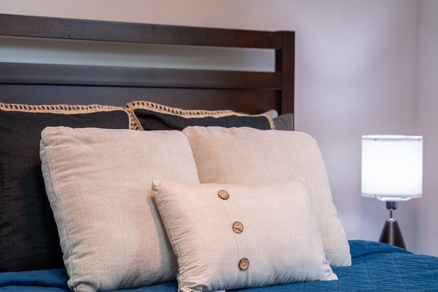 Building Photo - 2233 La Valle Dr