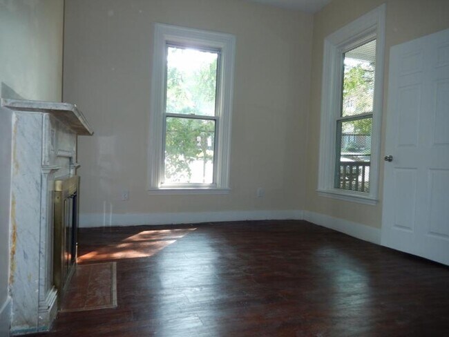 Building Photo - Central JP Location, In-Unit Laundry, Porc...