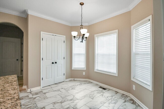 Building Photo - Pet Friendly Four Bedroom!