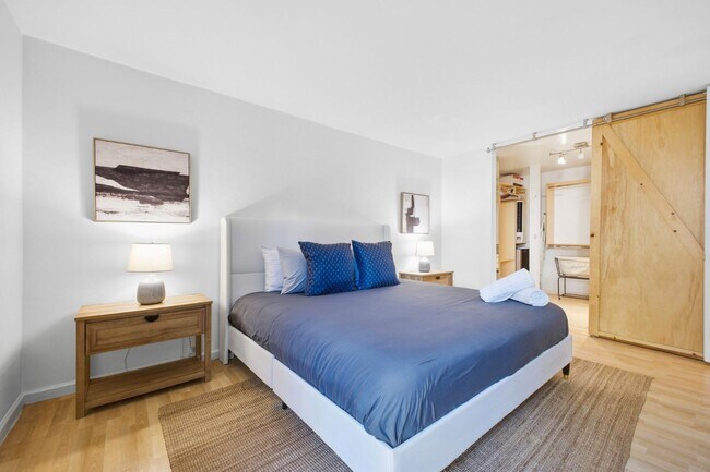 Building Photo - 6333 La Jolla Blvd