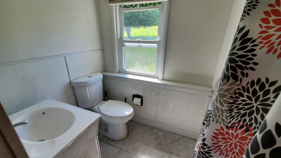 Unit B bathroom - 6201 Garvers Ferry Rd