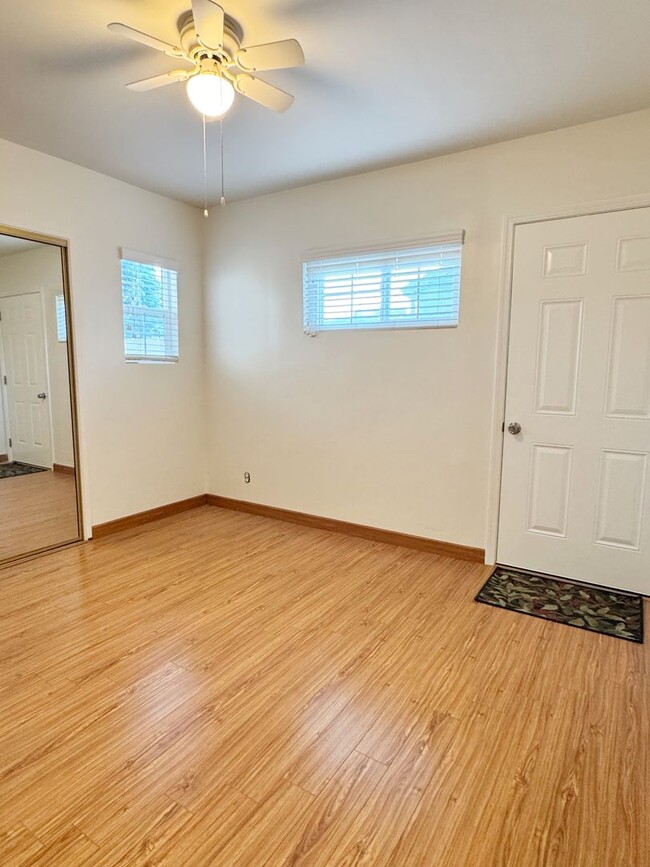 Building Photo - Charming 3-Bedroom Front Home only in Lakewood