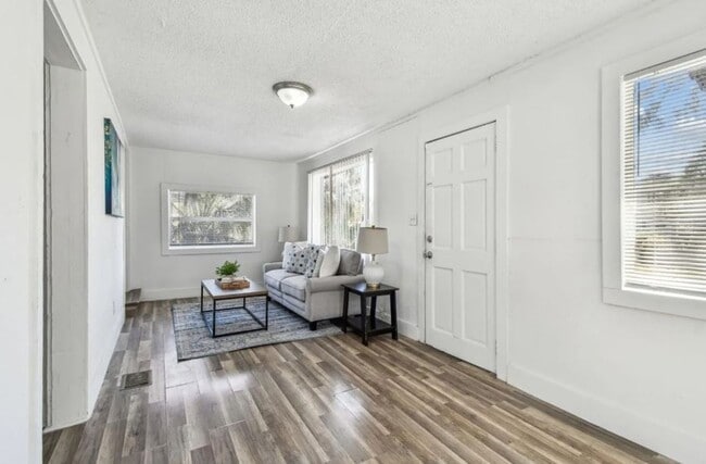 Building Photo - Housing Voucher Accepted: Charming 4-Bedroom Home in Saint Petersburg