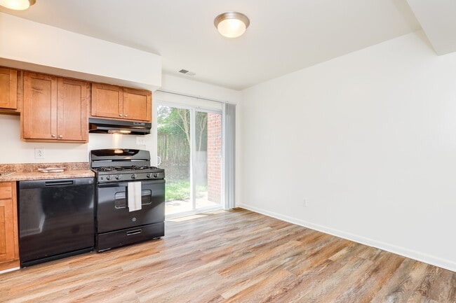 Building Photo - 2401 Shamrock Gardens Dr