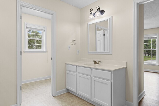 Building Photo - 4 Bedroom 2.5 Bathroom located in Creeks Edge