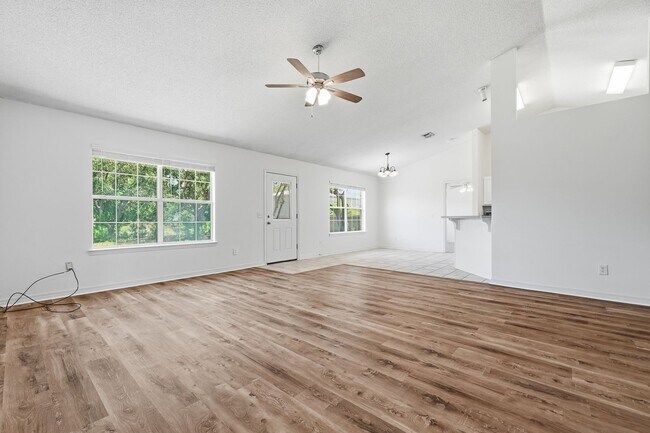 Building Photo - 2030 Hawthorne Dr