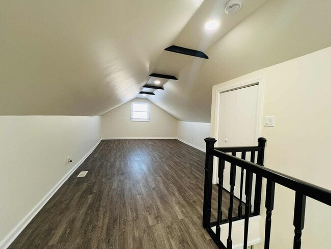 Building Photo - Freshly Updated Single-Family Home with Spacious Upper Bedroom