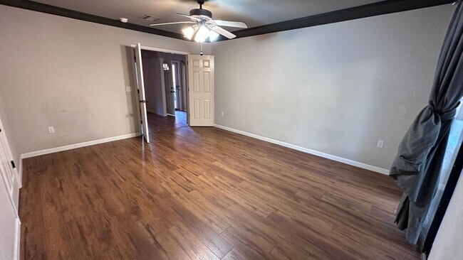 Building Photo - Beautiful 3 Bedroom 2 Bathroom with Low Ma...