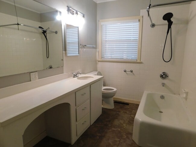 Building Photo - 2 Bed 1.5 Bath Duplex near downtown