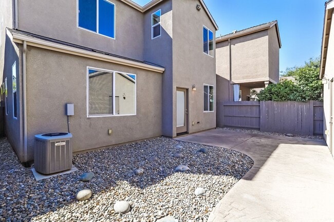 Building Photo - West Roseville Solar! 3 Bedroom, Plus den/...