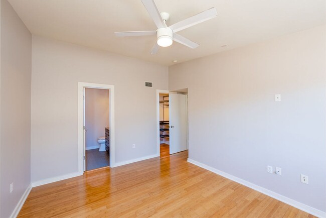 Building Photo - Modern 2 bed, 2 bath condo in South Austin