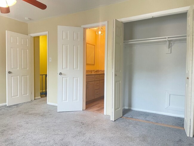 Building Photo - The Perfect 3 Bed, 1.5 Bath Cozy Townhouse