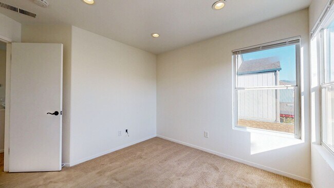 Building Photo - Charming 3 Bedroom 2.5 Bath with Bonus Room and Private Yard!