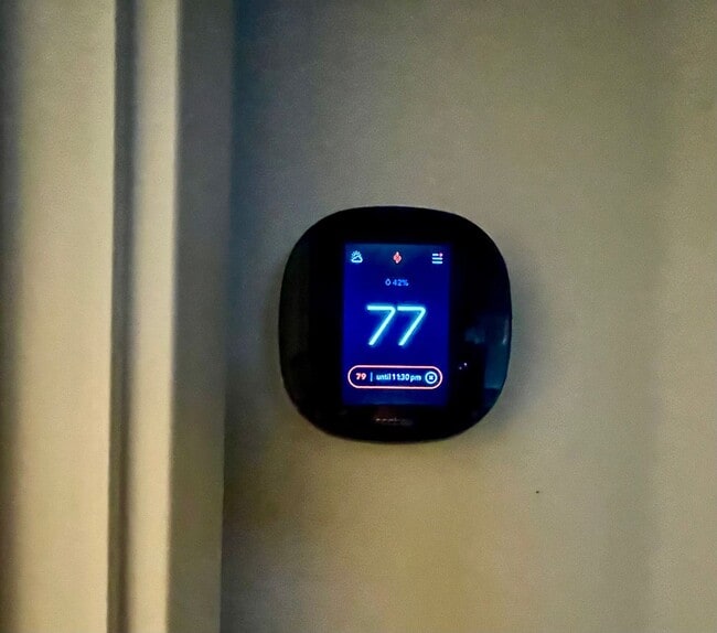 Building Photo - Spacious 3-bedroom and 2nd living room 2 1/2-full bath with New carpet, pad and LVT flooring