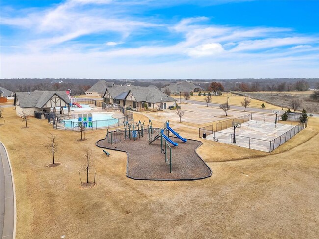 Building Photo - Spacious Edmond Home