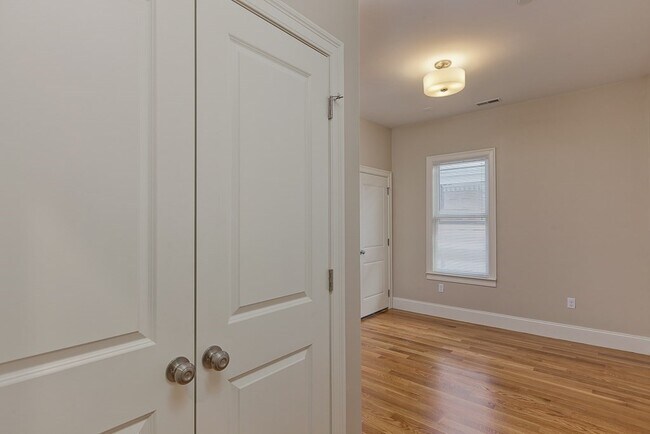 Building Photo - 358 Meridian St