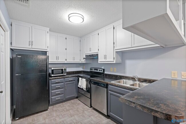 Building Photo - 2031 Woodlawn Dr SW