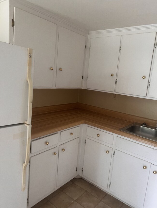 Building Photo - 3 Bed/1 Bath House UNDER RENOVATIONS