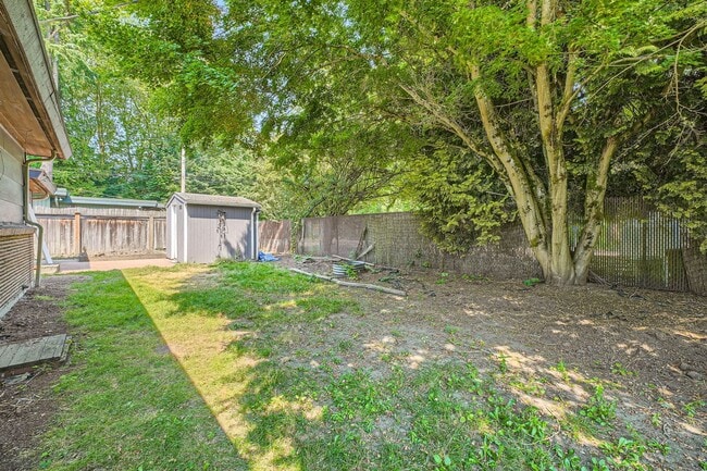 Building Photo - Ideally Located 3 Bed 2 Bath Lake Forest P...