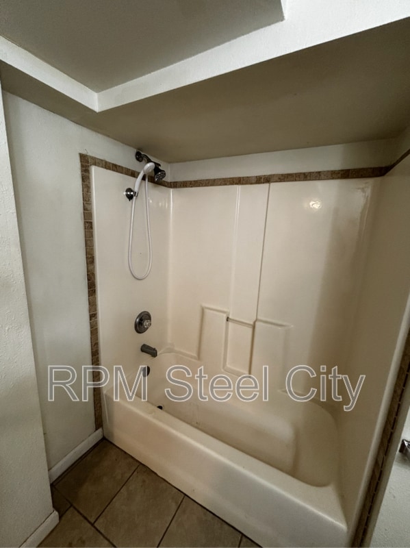 Building Photo - 511 W 12th St