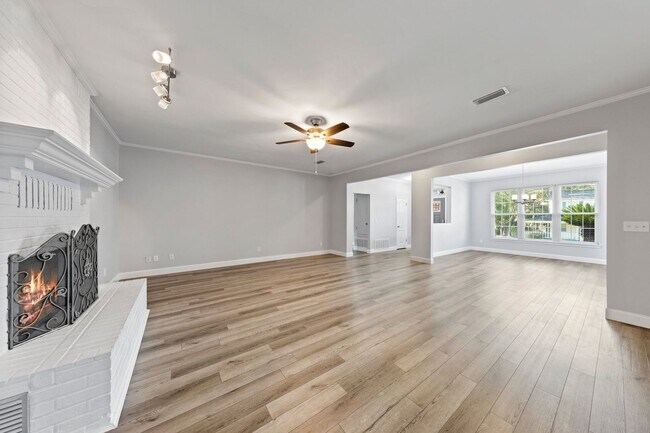 Building Photo - Spacious 4 Bedroom in Bluewater Bay w/ Large POOL!!