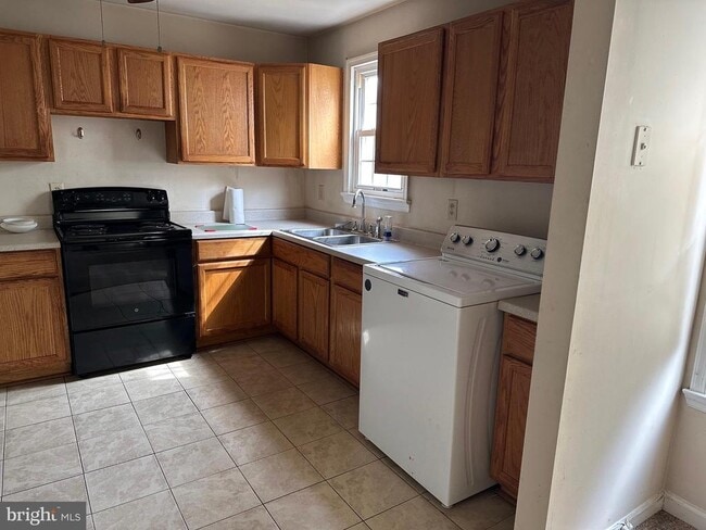 Building Photo - 1605 Charles St